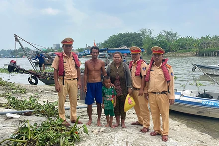 Gia đình anh Hoạch được đưa vào bờ an toàn.