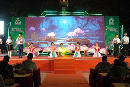 Học sinh Trường Trung học cơ sở Thống Linh, thành phố Cao lãnh biểu diễn tiết mục hát múa chào mừng Ngày sách và văn hóa đọc.