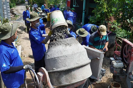 Chiến sĩ tình nguyện Mùa hè xanh của Trường đại học Bách khoa (Đại học Quốc gia Thành phố Hồ Chí Minh) tham gia làm đường tại huyện Tân Hồng, tỉnh Đồng Tháp. (Ảnh: HỮU NGHĨA)