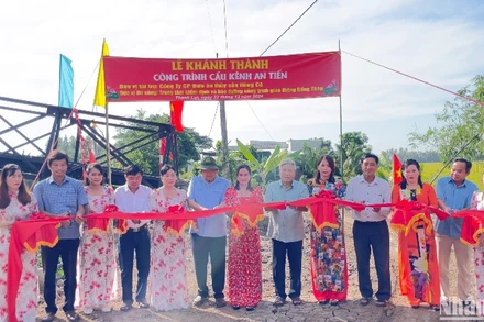 Nghi thức cắt băng khánh thành và đưa vào sử dụng cầu kênh An Tiến.