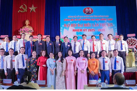 Ban Chấp hành Đảng bộ cơ sở Trường đại học Đồng Tháp ra mắt Đại hội. (Ảnh: HOÀI PHONG)