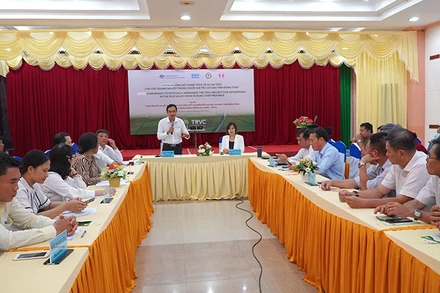 Giám đốc Sở Nông nghiệp và Phát triển nông thôn tỉnh Đồng Tháp Nguyễn Văn Vũ Minh phát biểu tại hội nghị. (Ảnh: HỮU NGHĨA)