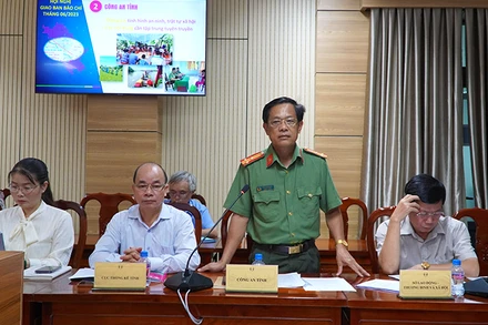 Thượng tá Trần Trung Quốc, Trưởng phòng Tham mưu Công an tỉnh Đồng Tháp thông tin vụ việc đến phóng viên. (Ảnh: HỮU NGHĨA)