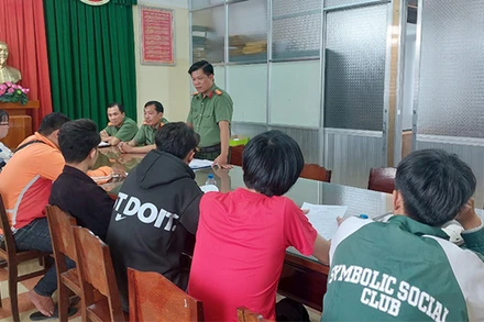 Các đối tượng tại cơ quan Công an. (Ảnh: Công an cung cấp)