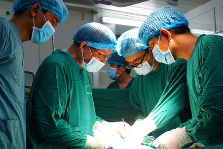 Bệnh viện Thống Nhất và Bệnh viện Đa khoa khu vực Tháp Mười cùng thực hiện phẫu thuật cho bệnh nhân.