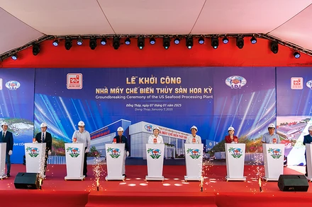 Đại biểu thực hiện nghi thức khởi công.