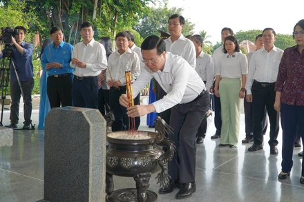Chủ tịch nước Võ Văn Thưởng dâng hương tại mộ Cụ Phó bảng Nguyễn Sinh Sắc. (Ảnh: HỮU NGHĨA)