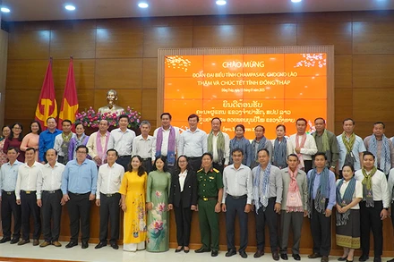 Lãnh đạo tỉnh Đồng Tháp chụp ảnh lưu niệm với Đoàn đại biểu tỉnh Champasak (Lào). (Ảnh: HỮU NGHĨA)