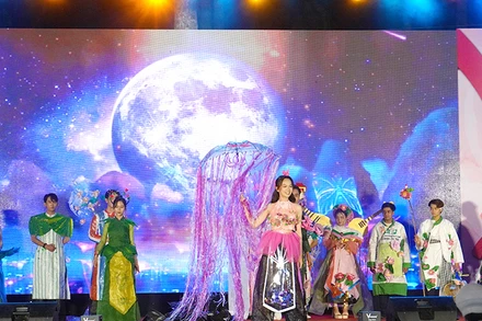 Một đội thi thời trang sen với chủ đề: “Rạng ngời sắc sen” mang thông điệp bảo vệ môi trường.