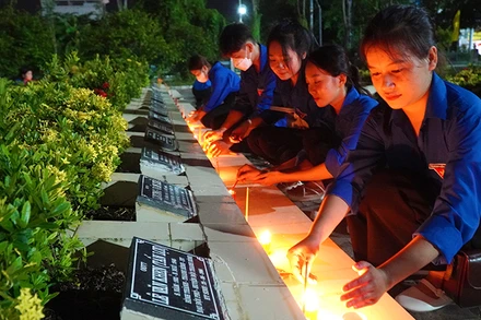 Tuổi trẻ Đồng Tháp thắp nến tri ân, tối 26/7/2023. (Ảnh: HỮU NGHĨA)