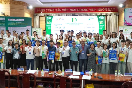 Đại biểu và thí sinh chụp ảnh lưu niệm tại cuộc thi. (Ảnh: HỮU NGHĨA)