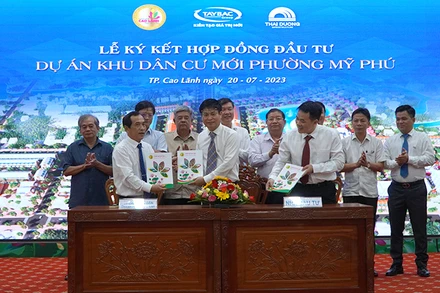 Nghi thức thực hiện ký kết hợp đồng đầu tư dự án Khu dân cư mới Mỹ Phú. (Ảnh: HỮU NGHĨA)
