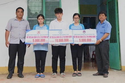 Đại diện Trường đại học Đồng Tháp hỗ trợ gia đình cô Lê Thị Minh Hạnh.