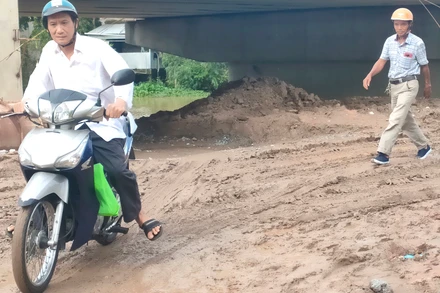 [Ảnh] Công trình tuyến tránh quốc lộ “hành dân” ở Đồng Tháp