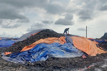 Điểm sản xuất "giá thể hữu cơ'' của Công ty Trách nhiệm hữu hạn Thương mại Dịch vụ Nông nghiệp Đ.L. (Ảnh: Công an cung cấp)