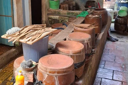 Hiện trường sản xuất giá đỗ chui. (Ảnh: Công an cung cấp)