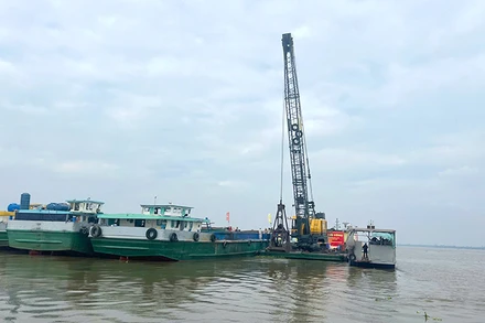 Khởi công khai thác cát. (Ảnh: HỮU NGHĨA)