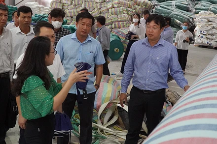 Bí thư Tỉnh ủy Đồng Tháp Lê Quốc Phong khảo sát tại Công ty Trách nhiệm hữu hạn Khải Phát Việt Nam tại Khu công nghiệp sông hậu, huyện Lai Vung, tỉnh Đồng Tháp. (Ảnh: HỮU NGHĨA)