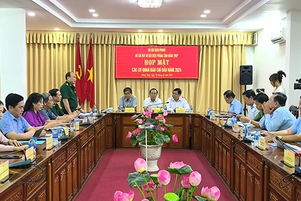 Đại tá Nguyễn Văn Minh, Chính ủy Bộ Chỉ huy Bộ đội Biên phòng tỉnh Đồng Tháp phát biểu tại hội nghị. Ảnh: HỮU NGHĨA