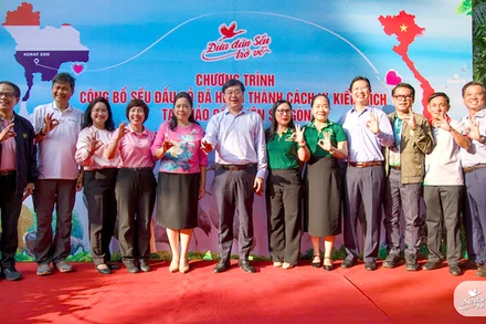 Các đại biểu tham dự lễ vui mừng “Đưa đàn Sếu trở về”. (Ảnh: Ban tổ chức cung cấp)