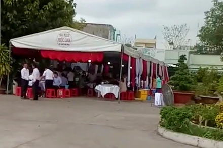 Thông tin được đăng trên mạng xã hội về việc bệnh viện tổ chức hát karaoke tại bệnh viện, khiến nhiều người hiểu lầm là tổ chức tại khu điều trị. (Ảnh cắt từ clip)