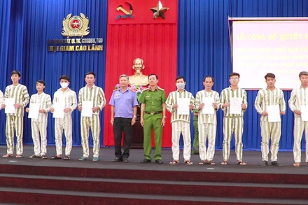 Các phạm nhân nhận quyết định tha tù trước thời hạn có điều kiện; giảm hết thời hạn chấp hành án phạt tù. (Ảnh: THÀNH SƠN)