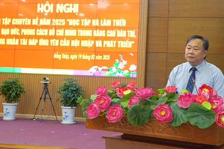 Giám đốc Học viện Chính trị khu vực II Nguyễn Quốc Dũng trình bày chuyên đề. (Ảnh: HỮU NGHĨA)