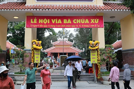 Khách thập phương viếng Miếu Bà Chúa Xứ Gò Tháp sáng 11/4.