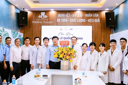 Bí thư Tỉnh ủy Đồng Tháp Lê Quốc Phong cùng lãnh đạo thành phố Sa Đéc tặng hoa chúc mừng Nha khoa Phương Thành. (Ảnh: K.NH)