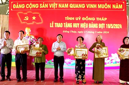 Phó Bí thư Thường trực Tỉnh ủy Đồng Tháp Phan Văn Thắng trao Huy hiệu 55 năm tuổi Đảng cho các đảng viên.