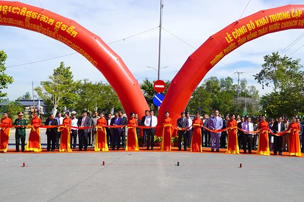Nghi thức cắt băng khai trương cặp Cửa khẩu Quốc tế đường bộ, đường sông Thường Phước - Kaoh RoKa. (Ảnh: HỮU NGHĨA)