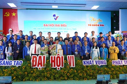 Đại biểu chụp ảnh lưu niệm cùng Ủy ban Hội Liên hiệp thanh niên Việt Nam tỉnh Đồng Tháp khóa VI tại buổi ra mắt đại hội. (Ảnh: HỮU NGHĨA)