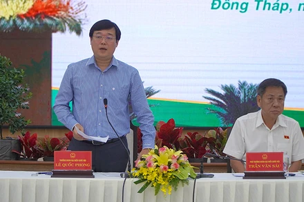 Bí thư Tỉnh ủy, Trưởng Đoàn đại biểu Quốc hội tỉnh Đồng Tháp Lê Quốc Phong phát biểu tại hội nghị. (Ảnh: HỮU NGHĨA)