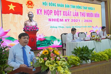 Phó Bí thư Thường trực Tỉnh ủy, Chủ tịch Hội đồng nhân dân tỉnh Đồng Tháp Phan Văn Thắng phát biểu tại kỳ họp. (Ảnh: HỮU NGHĨA)