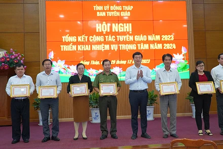 Bí thư Tỉnh ủy Lê Quốc Phong trao Bằng khen cho các tập thể, cá nhân. (Ảnh: HỮU NGHĨA)