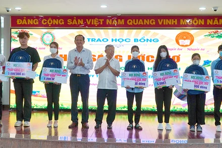 Sinh viên vượt khó, học giỏi nhận học bổng "Thắp sáng ước mơ".