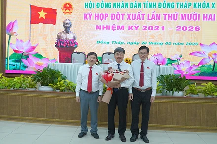 Lãnh đạo Hội đồng nhân dân tỉnh tặng hoa chúc mừng tân Phó Chủ tịch Hội đồng nhân dân tỉnh Đồng Tháp Phạm Văn Chuẩn. (Ảnh: HỮU NGHĨA)