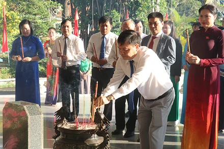 Đại biểu thành kính dâng hương tại mộ Cụ Phó bảng Nguyễn Sinh Sắc.