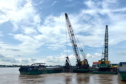 Khai thác cát san lấp tại xã Tân Thuận Tây, thành phố Cao Lãnh vào chiều 6/10/2024 (Ảnh: HỮU NGHĨA)