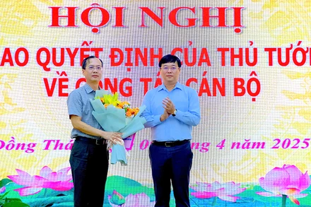 Ủy viên Trung ương Đảng, Bí thư Tỉnh ủy Đồng Tháp Lê Quốc Phong trao quyết định của Thủ tướng Chính phủ cho ông Trần Trí Quang và tặng hoa chúc mừng. (Ảnh: NHƯ ANH)