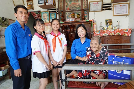 Lãnh đạo Tỉnh đoàn, Hội đồng đội tỉnh Đồng Tháp cùng đại biểu thiếu nhi tiêu biểu thăm và tặng quà cho Mẹ Việt Nam Anh hùng Huỳnh Thị Chinh. (Ảnh: HỮU NGHĨA)