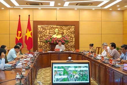 Bí thư Tỉnh ủy Đồng Tháp Lê Quốc Phong chỉ đạo tại buổi làm việc. (Ảnh: HỮU NGHĨA)