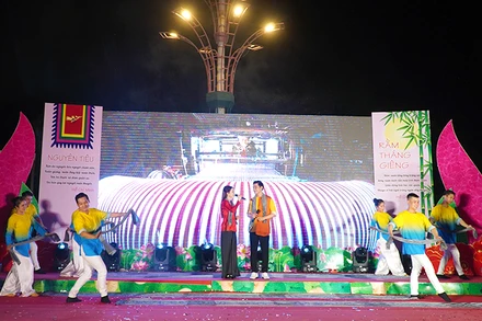Một tiết mục biểu diễn tại Đêm thơ. Ảnh: HỮU NGHĨA