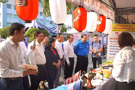 Đại biểu tham quan các gian hàng. (Ảnh: HỮU NGHĨA)