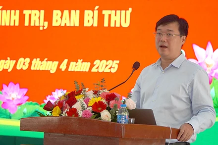 Ủy viên Trung ương Đảng, Bí thư Tỉnh ủy Đồng Tháp Lê Quốc Phong triển khai chuyên đề về sắp xếp tổ chức bộ máy. (Ảnh: HỮU NGHĨA)