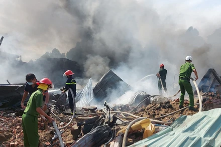 Lực lượng công an tích cực tham gia chữa cháy.