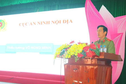 Thiếu tướng Võ Hùng Minh, Phó Cục trưởng Cục An ninh nội địa Bộ Công an báo cáo chuyên đề tại hội nghị.