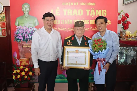 Bí thư Tỉnh ủy Đồng Tháp Lê Quốc Phong trao Huy hiệu Đảng cho đồng chí Hồ Văn Ba; Bí thư Huyện ủy Tân Hồng Nguyễn Minh Ngọc tặng hoa chúc mừng.