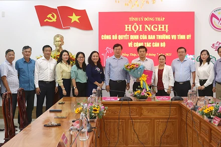 Bí thư Tỉnh ủy Đồng Tháp Lê Quốc Phong trao quyết định công tác cán bộ cho đồng chí Đoàn Thanh Bình.