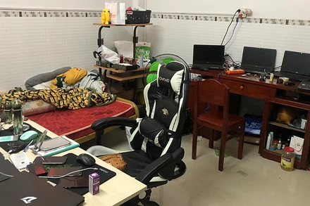 Tang vật có liên quan thu giữ tại nhà của các đối tượng ở huyện Lấp Vò, tỉnh Đồng Tháp. (Ảnh: Công an cung cấp)